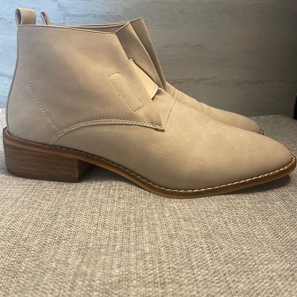 EUC Ccocci Stone Boyfriend Ankle Bootie,  Sz 6.5
